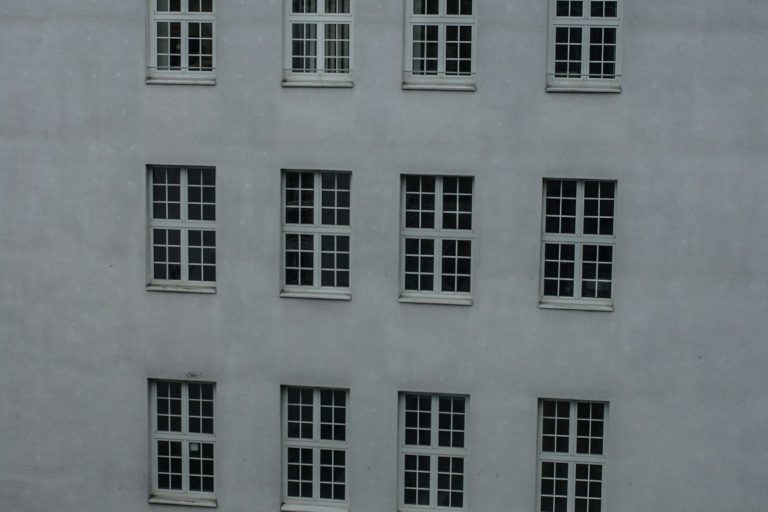 Glänzende Fensterfront nach professioneller Reingung in Meerbusch