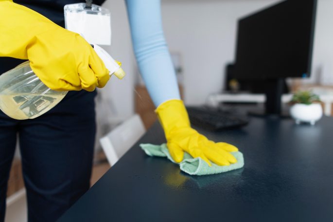 Professionelle Büroreinigung in Krefeld Büroreinigung in Krefeld mit gründlicher Reinigung von Schreibtischen, Böden und Arberitsflächen in einem modernen Büro