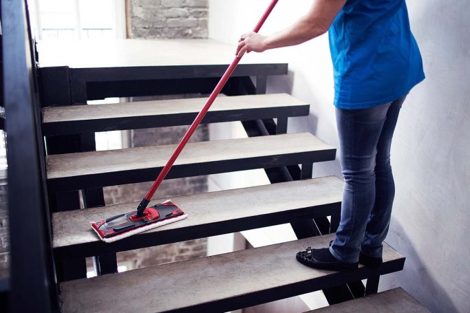 Gründliche Treppenhausreinigung für Mehrfamilienhäuser in Krefeld Treppenhausreinigung in einem Mehrfamilienhaus mit gereinigten Stufen, Geländern und Eingangsbereich