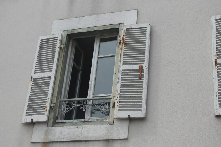 Detailaufnahme Fensterputzen mit umweltfreundlichem Reiniger in Düsseldorf