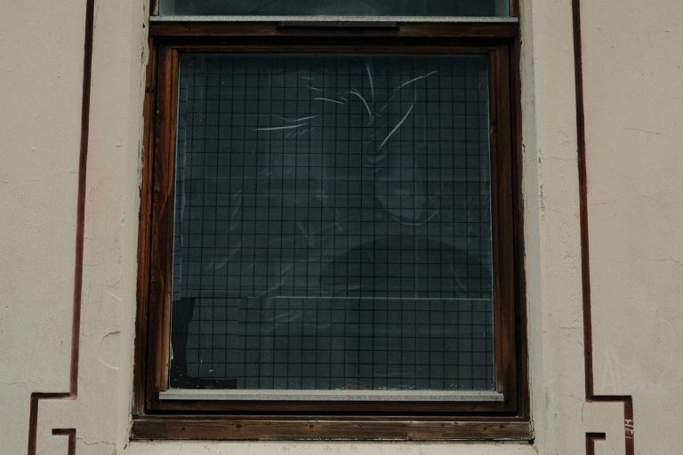 Fensterputzer reinigt große Schaufensterscheibe in Krefeld